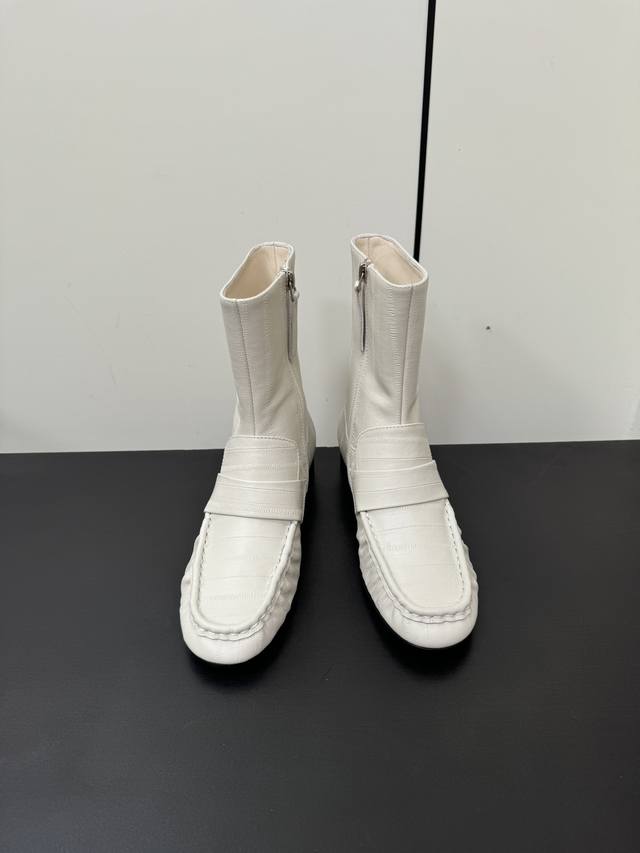 Therow 法式简约休闲短靴，侧拉链成型底短靴。超多博主推荐款。原版一比一开发，进口小牛皮面料，内里垫脚混种羊皮，原版开模真皮大底！ 颜色:三色 码数:35-